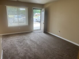 19102 E 14 Mile Rd, Unit 19102 14 mile rd in Roseville, MI - Building Photo