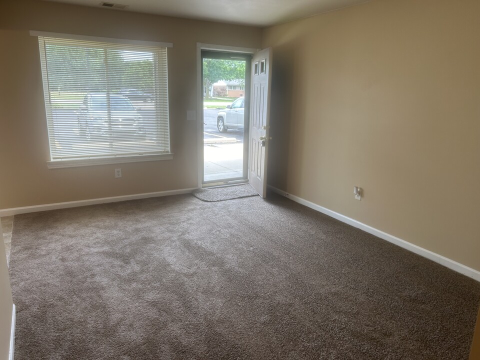19102 E 14 Mile Rd, Unit 19102 14 mile rd in Roseville, MI - Foto de edificio