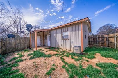 230 Private Rd in Van, TX - Building Photo