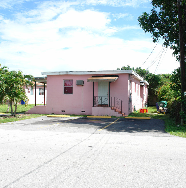 9691-9697 NW 5th Ave in Miami, FL - Foto de edificio - Building Photo