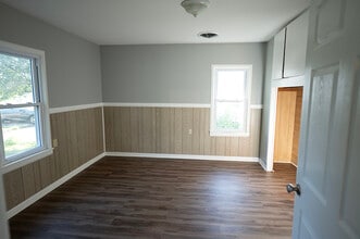324 W Washington St in Flora, IL - Building Photo - Building Photo