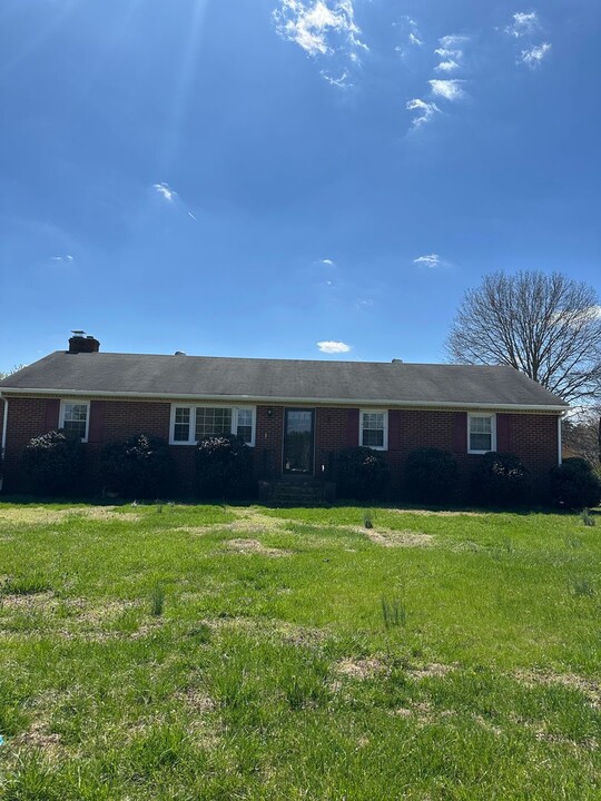 7233 Pole Green Rd in Mechanicsville, VA - Building Photo