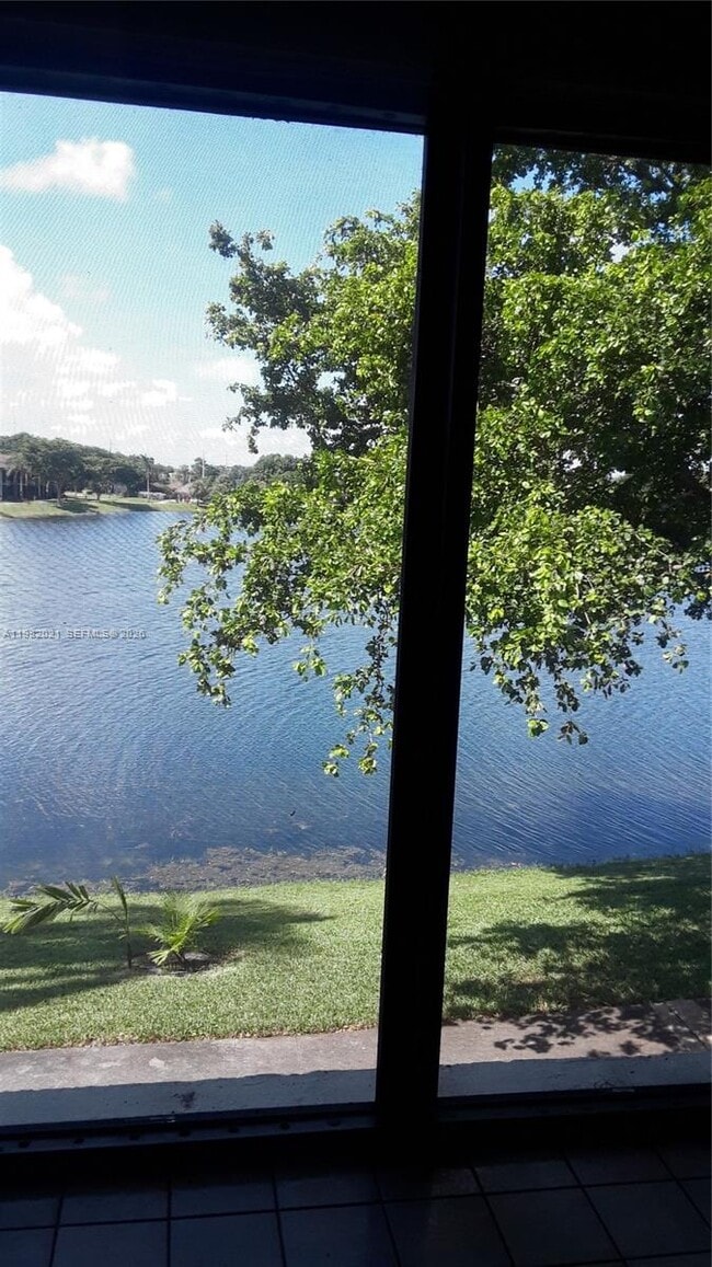 206 Lake Pointe Dr in Oakland Park, FL - Building Photo - Building Photo