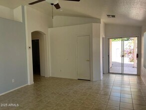 2221 E Union Hills Dr in Phoenix, AZ - Building Photo - Building Photo