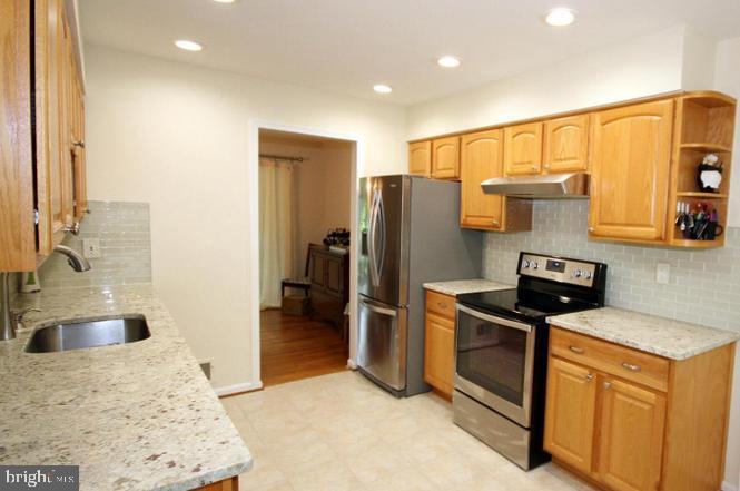 8521 Tysons Ct in Vienna, VA - Building Photo