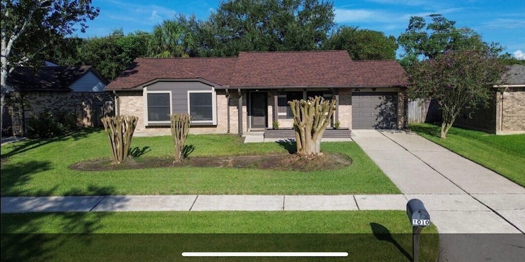 1010 Dixie Dr in League City, TX - Building Photo