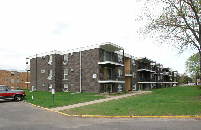 Point of America Apartments in Brooklyn Park, MN - Foto de edificio - Building Photo