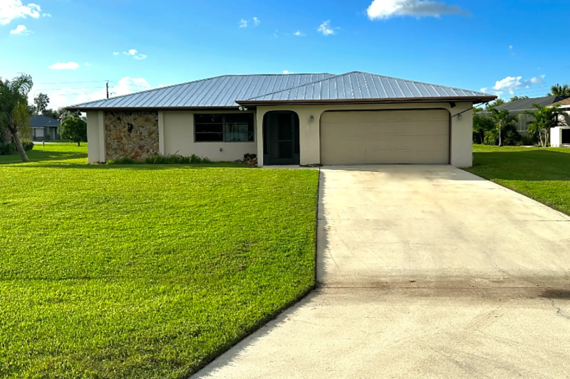 27050 Pelotas Dr in Punta Gorda, FL - Building Photo