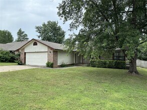 2485 W Jane Cir Dr in Fayetteville, AR - Building Photo - Building Photo