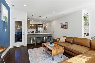 1944 W Thomas St, Unit 2 in Chicago, IL - Building Photo - Building Photo
