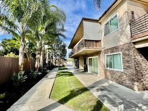 12425 Harris Ave, Unit 2 in Lynwood, CA - Foto de edificio - Building Photo