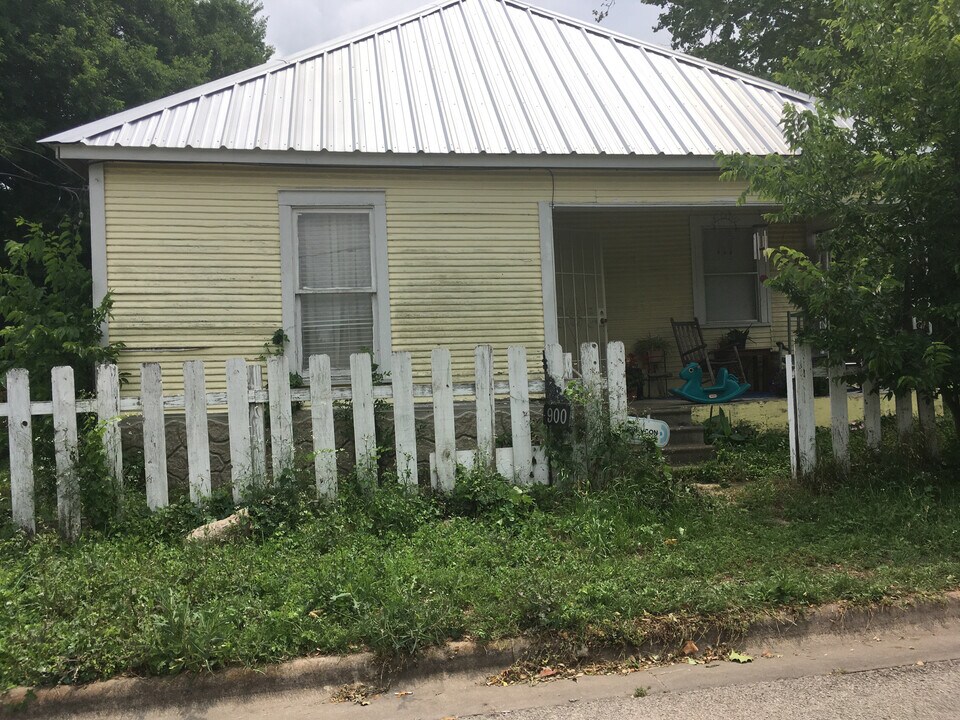 900 E Live Oak St in Lockhart, TX - Building Photo