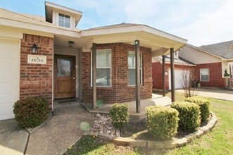 1630 Wildflower Dr in Waxahachie, TX - Building Photo - Building Photo