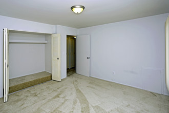 amber's Broadacre Apartments in Clawson, MI - Building Photo - Interior Photo