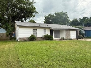 2002 Ridgewood St in Irving, TX - Building Photo - Building Photo