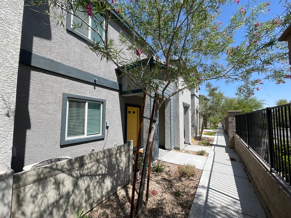 12748 Feathersong in Henderson, NV - Foto de edificio