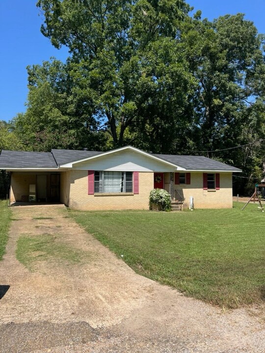 27 Leonard St in Coffeeville, MS - Building Photo