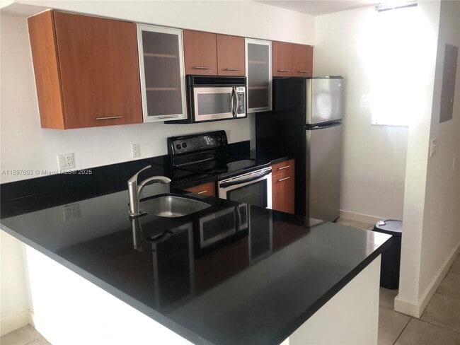 750 NE 64th St in Miami, FL - Foto de edificio - Building Photo