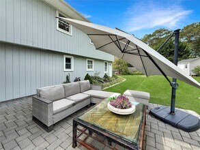 8 Westerly Ct in Hampton Bays, NY - Building Photo - Building Photo