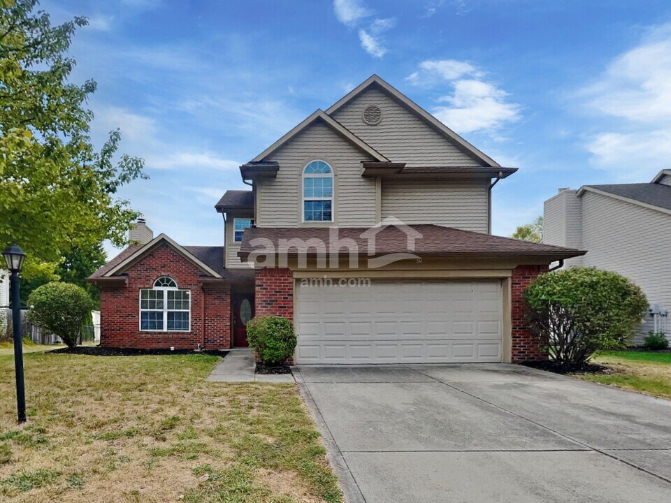 297 Concord Way in Greenwood, IN - Foto de edificio