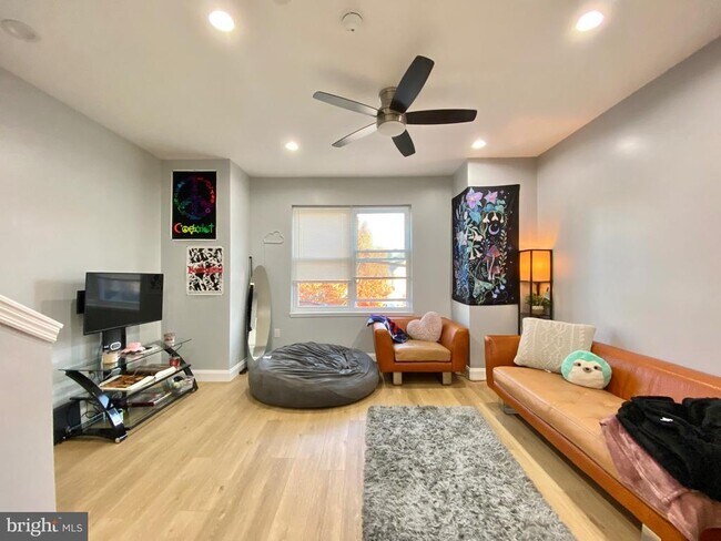 1932 N 8th St in Philadelphia, PA - Foto de edificio - Building Photo