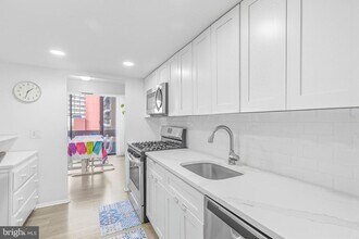1326 Spruce St in Philadelphia, PA - Building Photo - Building Photo