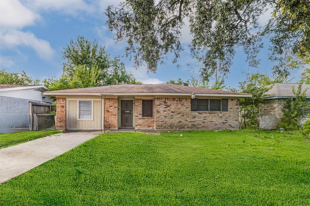 7302 England St in Houston, TX - Building Photo