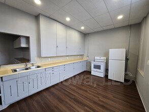 107 1st St E in Independence, IA - Building Photo - Building Photo