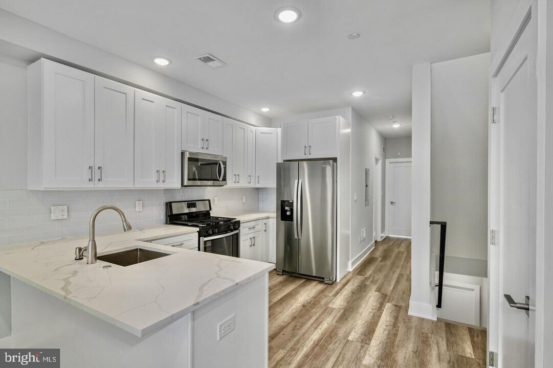 2537 Cecil B. Moore Ave in Philadelphia, PA - Building Photo