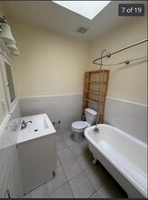 719 Otis Pl NW, Unit Upstairs in Washington, DC - Foto de edificio - Building Photo