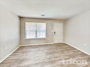 1790 Eastway Dr in Dallas, NC - Foto de edificio - Building Photo