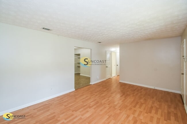 4533 Jade Dr E in Jacksonville, FL - Building Photo - Building Photo