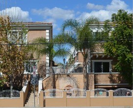 Tarzana Villas in Tarzana, CA - Building Photo - Building Photo