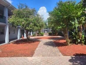 Keystone Courtyard Apartments in Tampa, FL - Foto de edificio - Building Photo