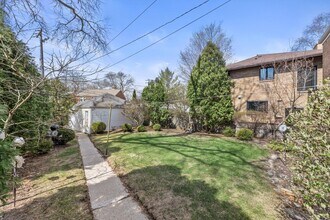 5457 N Berkeley Blvd in Whitefish Bay, WI - Foto de edificio - Building Photo