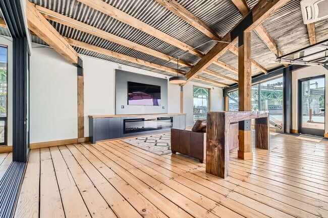717 NE Northlake Way in Seattle, WA - Building Photo - Building Photo
