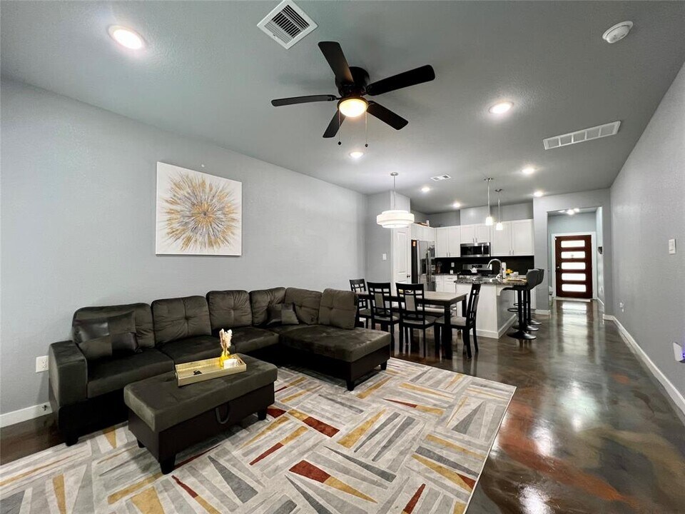 7925 Brandon St in Houston, TX - Foto de edificio