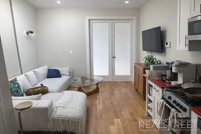 Spacious 3-Bedroom Residence Near Maria Hernandez Park