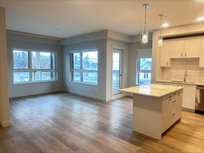 140 Jensen Ave W in Parksville, BC - Building Photo - Building Photo
