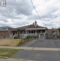 30 Duncanwoods Dr in Toronto, ON - Building Photo