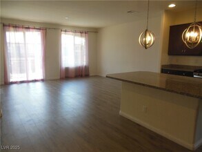 6382 Jackson Spring Rd in Las Vegas, NV - Building Photo - Building Photo