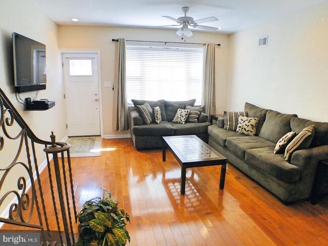 property at 2533 S Rosewood St