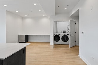 1801 W Grand Ave in Chicago, IL - Building Photo - Building Photo