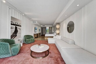 2201 Collins Ave in Miami Beach, FL - Foto de edificio - Building Photo