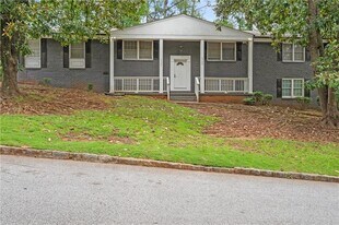2382 Peachwood Cir NE in Atlanta, GA - Building Photo