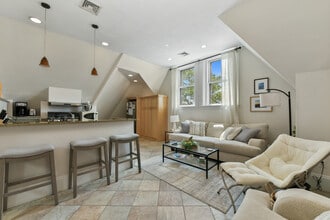 1774 Beacon St, Unit 6 in Brookline, MA - Foto de edificio - Building Photo