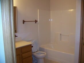 1428 Morningside Ave N in Glencoe, MN - Foto de edificio - Building Photo