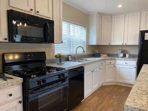1122 Stoneridge Ct in Mt. Pleasant, MI - Building Photo - Building Photo