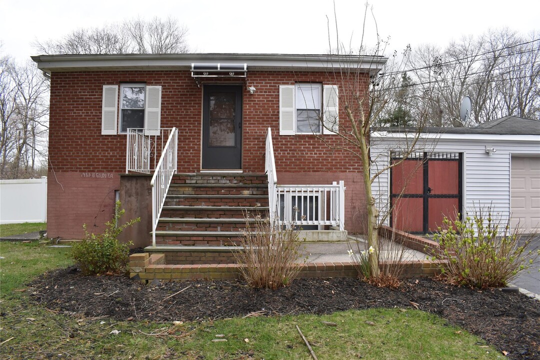 46 Port Ave in Ronkonkoma, NY - Building Photo