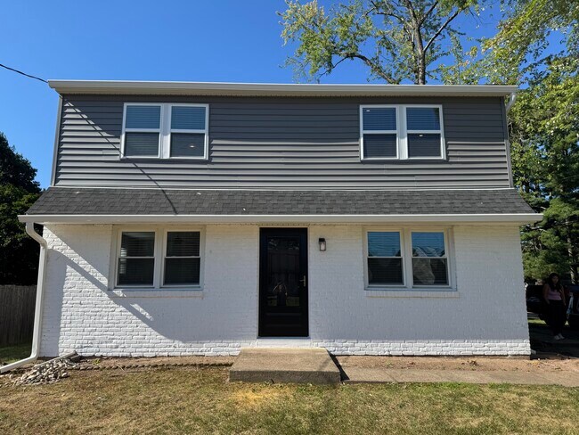 536 Kalmia St, Unit B - upstairs unit in Warminster, PA - Building Photo - Building Photo